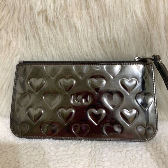 MARC JACOBS MJ Hearts Logo Embossed Silver Mirror Metallic Flat Wristlet - Picture 5 of 14